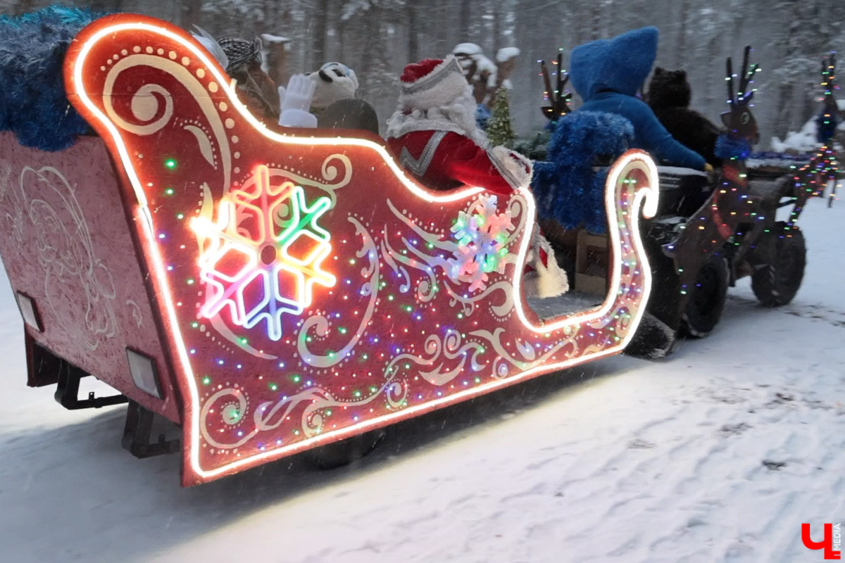 Зима снова тормозит, но догнать новогоднее настроение все-таки можно. Во Владимире уже вышли на линии троллейбусы, украшенные гирляндами, в Гусь-Хрустальном в сказочное путешествие отправились сани Деда Мороза, а по железной дороге скоро запустят праздничный поезд на паровой тяге.