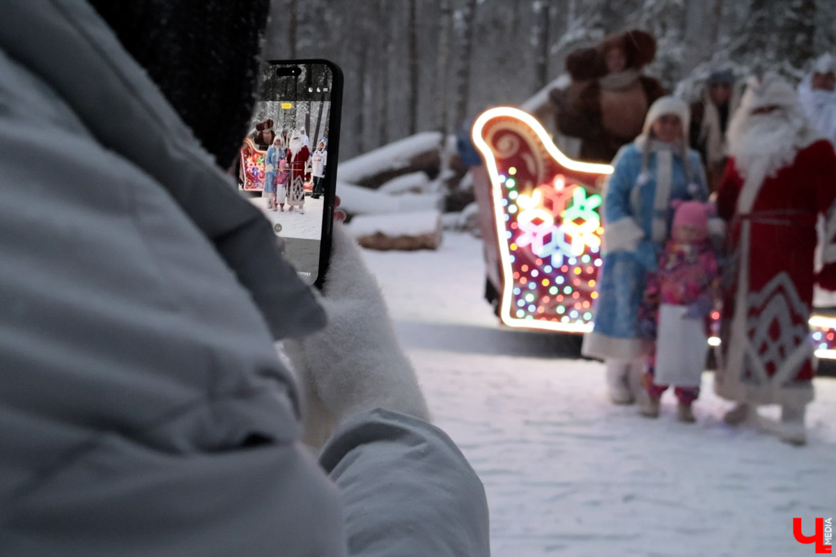 Зима снова тормозит, но догнать новогоднее настроение все-таки можно. Во Владимире уже вышли на линии троллейбусы, украшенные гирляндами, в Гусь-Хрустальном в сказочное путешествие отправились сани Деда Мороза, а по железной дороге скоро запустят праздничный поезд на паровой тяге.