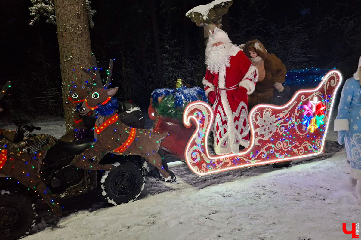Зима снова тормозит, но догнать новогоднее настроение все-таки можно. Во Владимире уже вышли на линии троллейбусы, украшенные гирляндами, в Гусь-Хрустальном в сказочное путешествие отправились сани Деда Мороза, а по железной дороге скоро запустят праздничный поезд на паровой тяге.