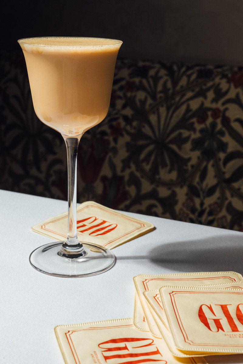 Во Владимире появился проект, который местные уже называют самой обсуждаемой новинкой сезона. На Спасской открылся трехэтажный итальянский ресторан и бар GIO — амбициозная работа команды Ирины Залевской и Zalevsky Group, известных по ярким городским проектам.