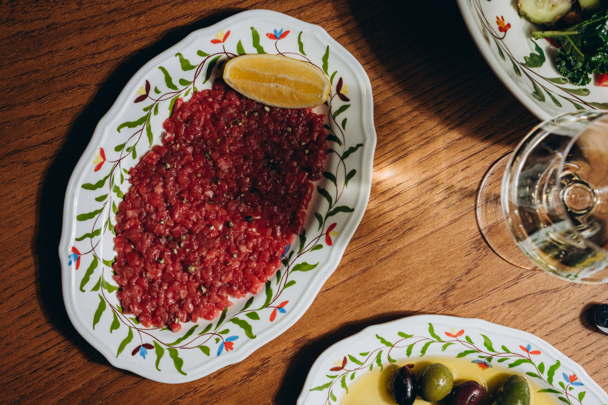 Во Владимире появился проект, который местные уже называют самой обсуждаемой новинкой сезона. На Спасской открылся трехэтажный итальянский ресторан и бар GIO — амбициозная работа команды Ирины Залевской и Zalevsky Group, известных по ярким городским проектам.