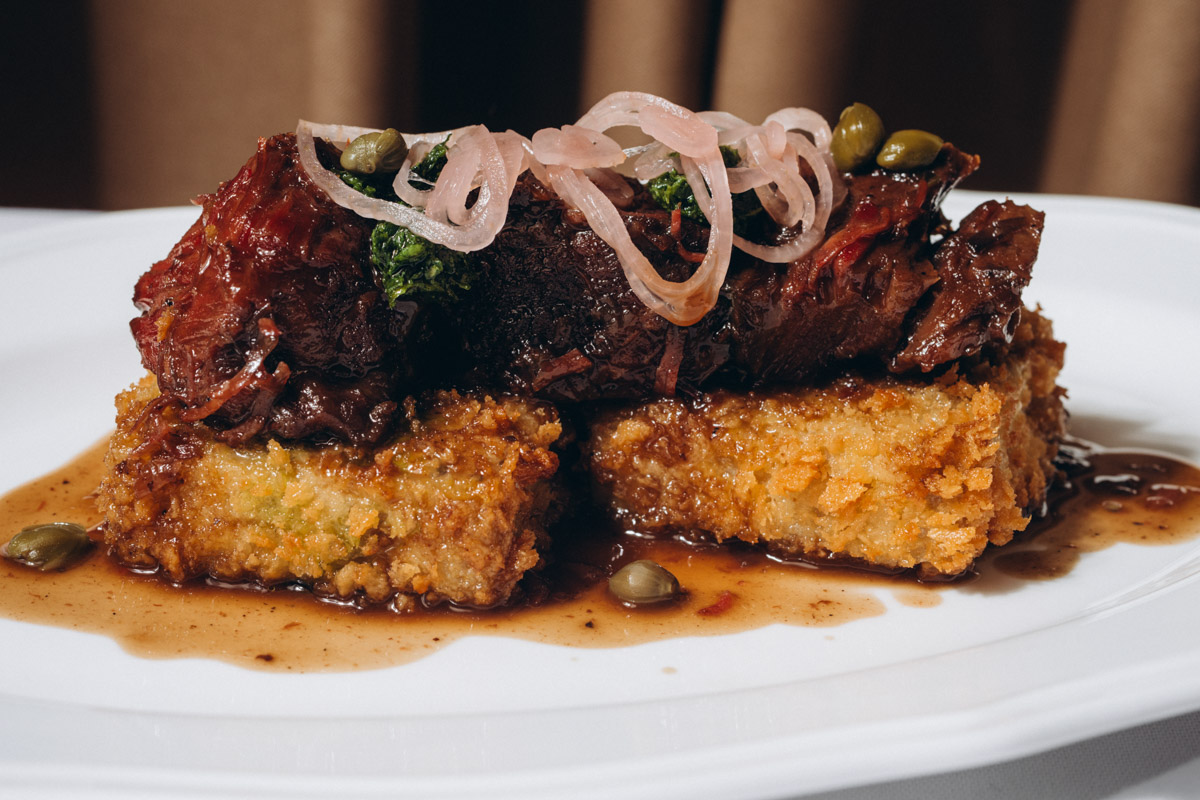 Во Владимире появился проект, который местные уже называют самой обсуждаемой новинкой сезона. На Спасской открылся трехэтажный итальянский ресторан и бар GIO — амбициозная работа команды Ирины Залевской и Zalevsky Group, известных по ярким городским проектам.