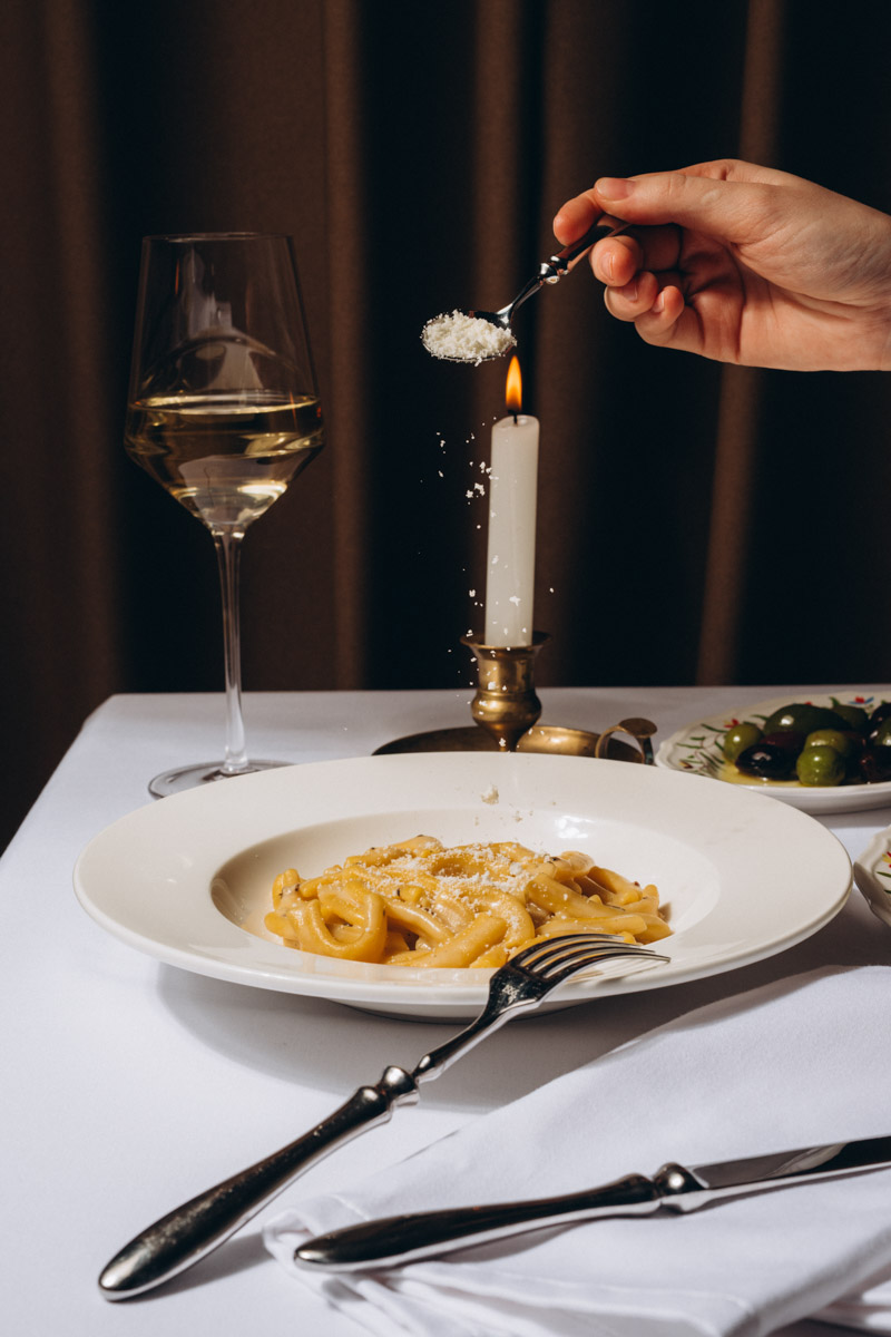 Во Владимире появился проект, который местные уже называют самой обсуждаемой новинкой сезона. На Спасской открылся трехэтажный итальянский ресторан и бар GIO — амбициозная работа команды Ирины Залевской и Zalevsky Group, известных по ярким городским проектам.