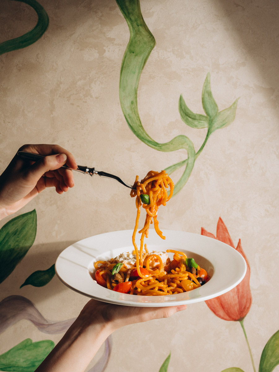 Во Владимире появился проект, который местные уже называют самой обсуждаемой новинкой сезона. На Спасской открылся трехэтажный итальянский ресторан и бар GIO — амбициозная работа команды Ирины Залевской и Zalevsky Group, известных по ярким городским проектам.