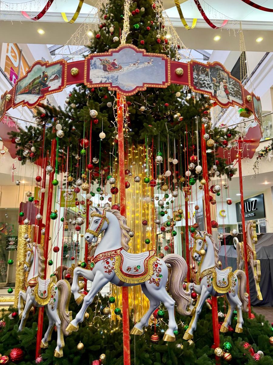 По восточному календарю 2026-й пройдет под покровительством Огненной Лошади: харизматичной, вдохновляющей и неудержимой. Не потому ли владимирцы, дабы задобрить символ года, вовсю украшают свои дома конями всех мастей? Есть варианты из керамики, гипса, стекла, воска или медового теста. А некоторые экземпляры созданы своими руками. О них и поговорим.