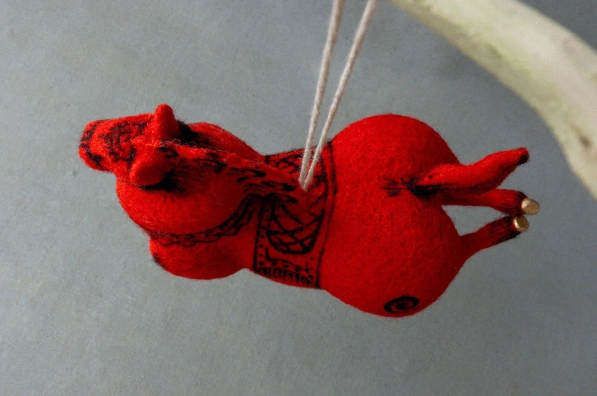 По восточному календарю 2026-й пройдет под покровительством Огненной Лошади: харизматичной, вдохновляющей и неудержимой. Не потому ли владимирцы, дабы задобрить символ года, вовсю украшают свои дома конями всех мастей? Есть варианты из керамики, гипса, стекла, воска или медового теста. А некоторые экземпляры созданы своими руками. О них и поговорим.