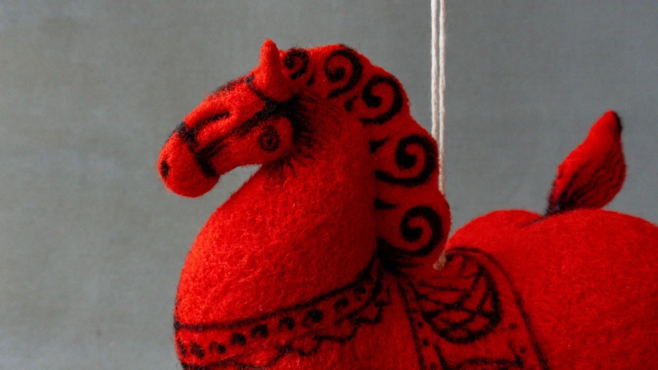 По восточному календарю 2026-й пройдет под покровительством Огненной Лошади: харизматичной, вдохновляющей и неудержимой. Не потому ли владимирцы, дабы задобрить символ года, вовсю украшают свои дома конями всех мастей? Есть варианты из керамики, гипса, стекла, воска или медового теста. А некоторые экземпляры созданы своими руками. О них и поговорим.