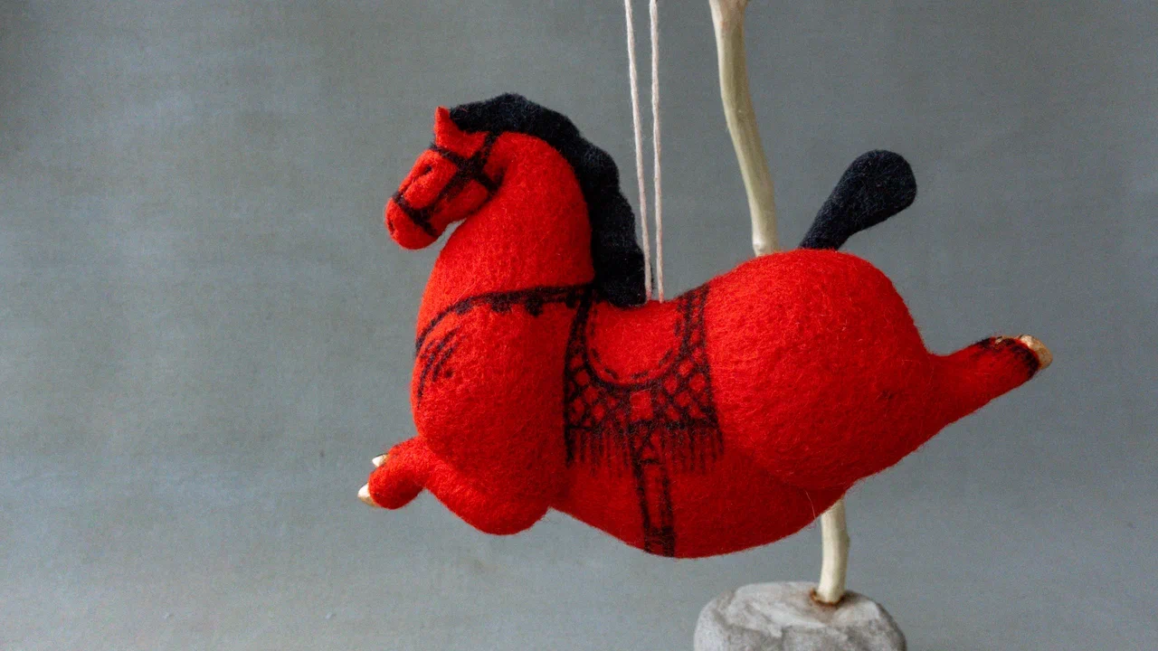 По восточному календарю 2026-й пройдет под покровительством Огненной Лошади: харизматичной, вдохновляющей и неудержимой. Не потому ли владимирцы, дабы задобрить символ года, вовсю украшают свои дома конями всех мастей? Есть варианты из керамики, гипса, стекла, воска или медового теста. А некоторые экземпляры созданы своими руками. О них и поговорим.