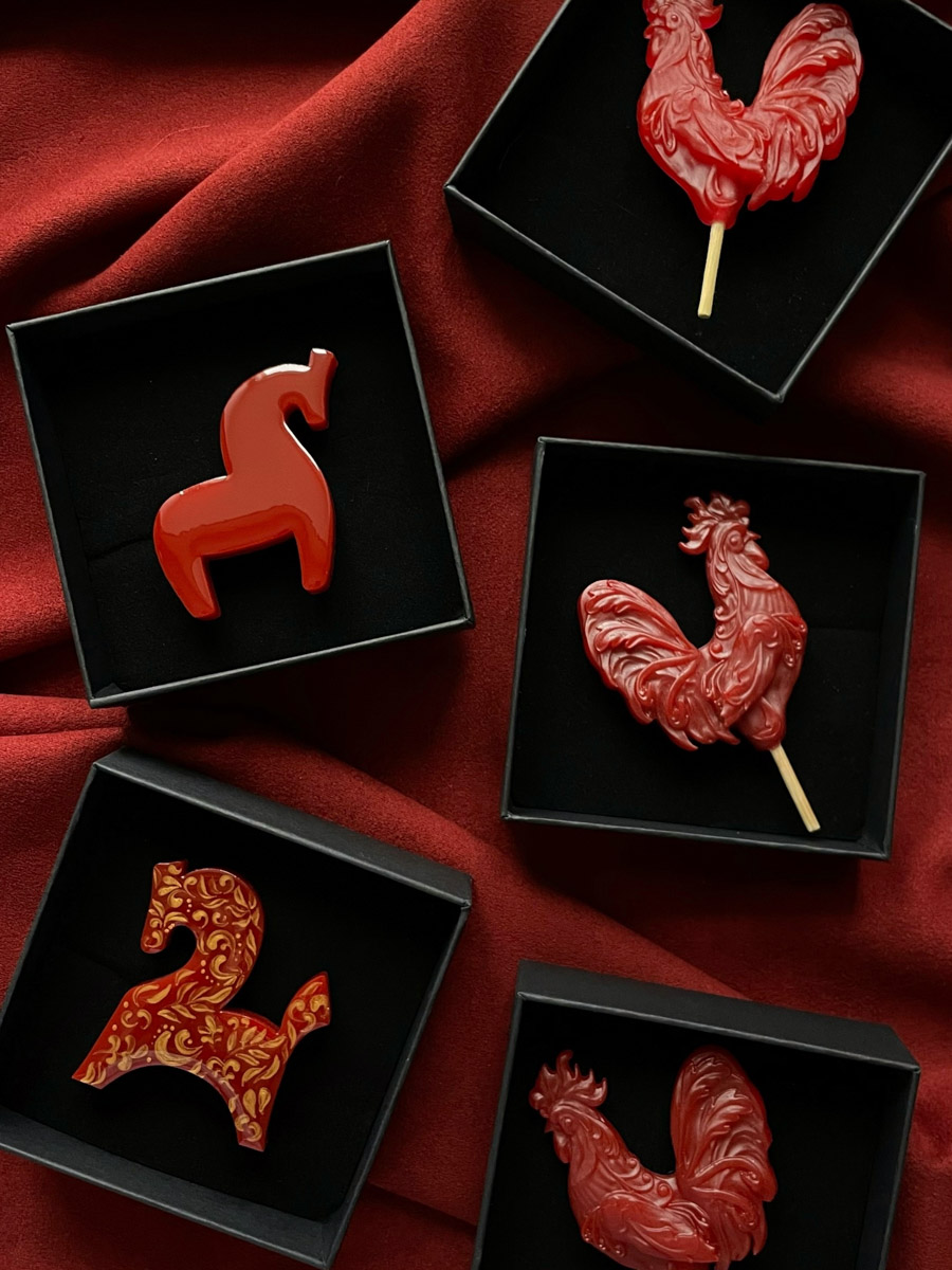 По восточному календарю 2026-й пройдет под покровительством Огненной Лошади: харизматичной, вдохновляющей и неудержимой. Не потому ли владимирцы, дабы задобрить символ года, вовсю украшают свои дома конями всех мастей? Есть варианты из керамики, гипса, стекла, воска или медового теста. А некоторые экземпляры созданы своими руками. О них и поговорим.