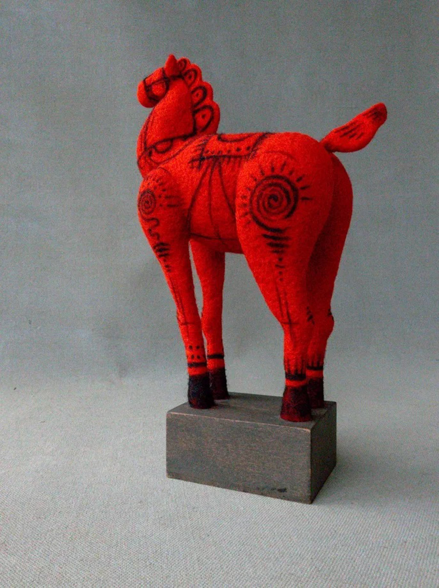 По восточному календарю 2026-й пройдет под покровительством Огненной Лошади: харизматичной, вдохновляющей и неудержимой. Не потому ли владимирцы, дабы задобрить символ года, вовсю украшают свои дома конями всех мастей? Есть варианты из керамики, гипса, стекла, воска или медового теста. А некоторые экземпляры созданы своими руками. О них и поговорим.