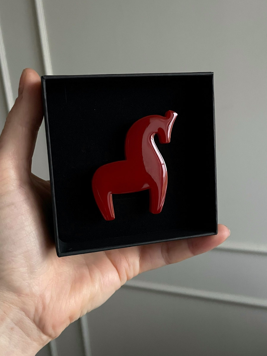 По восточному календарю 2026-й пройдет под покровительством Огненной Лошади: харизматичной, вдохновляющей и неудержимой. Не потому ли владимирцы, дабы задобрить символ года, вовсю украшают свои дома конями всех мастей? Есть варианты из керамики, гипса, стекла, воска или медового теста. А некоторые экземпляры созданы своими руками. О них и поговорим.