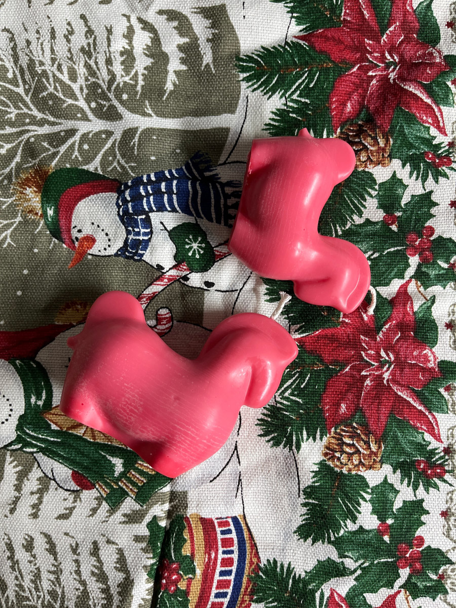 По восточному календарю 2026-й пройдет под покровительством Огненной Лошади: харизматичной, вдохновляющей и неудержимой. Не потому ли владимирцы, дабы задобрить символ года, вовсю украшают свои дома конями всех мастей? Есть варианты из керамики, гипса, стекла, воска или медового теста. А некоторые экземпляры созданы своими руками. О них и поговорим.