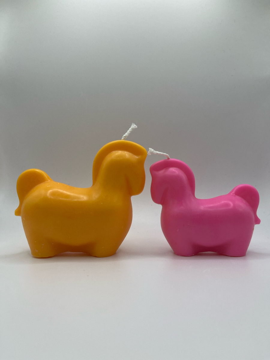 По восточному календарю 2026-й пройдет под покровительством Огненной Лошади: харизматичной, вдохновляющей и неудержимой. Не потому ли владимирцы, дабы задобрить символ года, вовсю украшают свои дома конями всех мастей? Есть варианты из керамики, гипса, стекла, воска или медового теста. А некоторые экземпляры созданы своими руками. О них и поговорим.