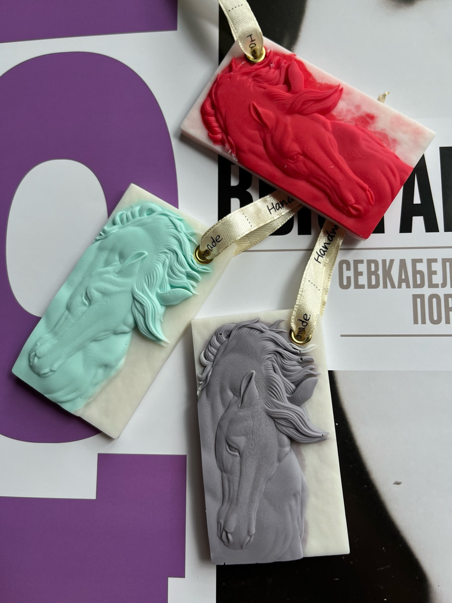 По восточному календарю 2026-й пройдет под покровительством Огненной Лошади: харизматичной, вдохновляющей и неудержимой. Не потому ли владимирцы, дабы задобрить символ года, вовсю украшают свои дома конями всех мастей? Есть варианты из керамики, гипса, стекла, воска или медового теста. А некоторые экземпляры созданы своими руками. О них и поговорим.