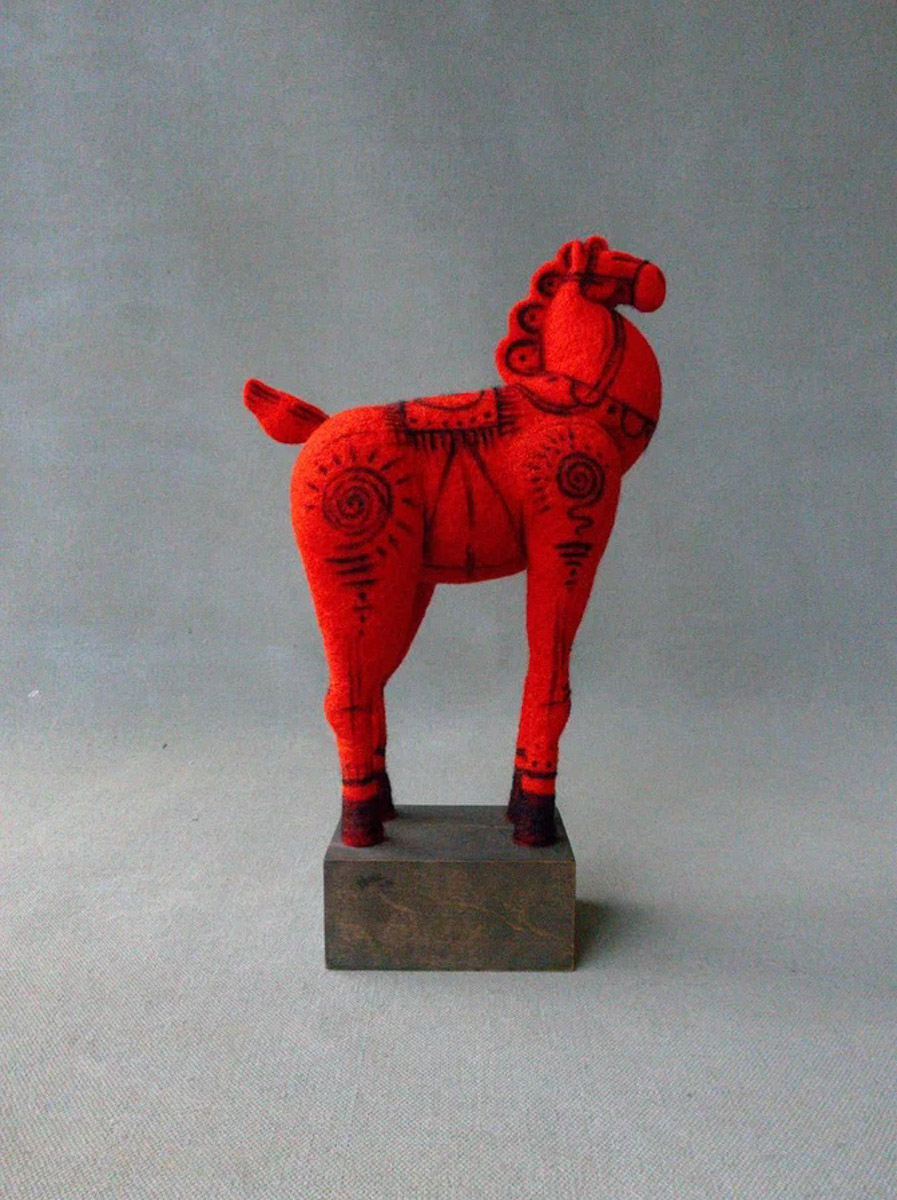 По восточному календарю 2026-й пройдет под покровительством Огненной Лошади: харизматичной, вдохновляющей и неудержимой. Не потому ли владимирцы, дабы задобрить символ года, вовсю украшают свои дома конями всех мастей? Есть варианты из керамики, гипса, стекла, воска или медового теста. А некоторые экземпляры созданы своими руками. О них и поговорим.