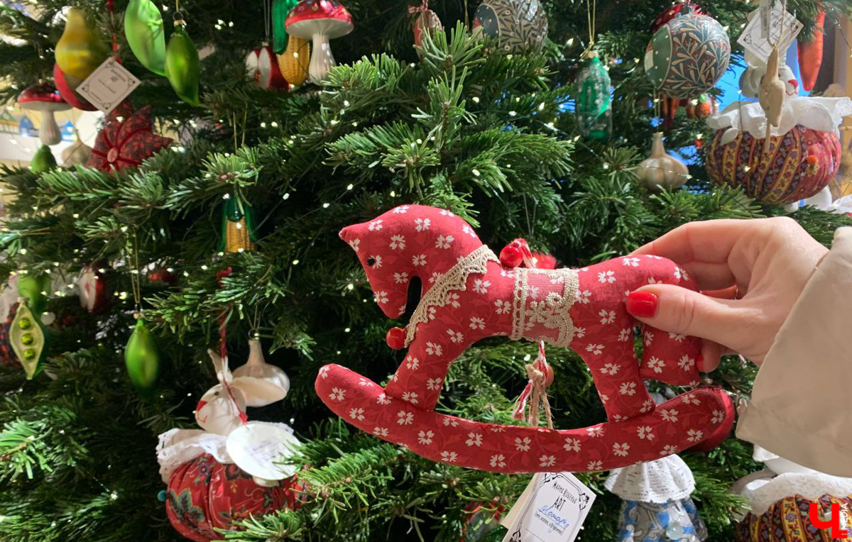 По восточному календарю 2026-й пройдет под покровительством Огненной Лошади: харизматичной, вдохновляющей и неудержимой. Не потому ли владимирцы, дабы задобрить символ года, вовсю украшают свои дома конями всех мастей? Есть варианты из керамики, гипса, стекла, воска или медового теста. А некоторые экземпляры созданы своими руками. О них и поговорим.