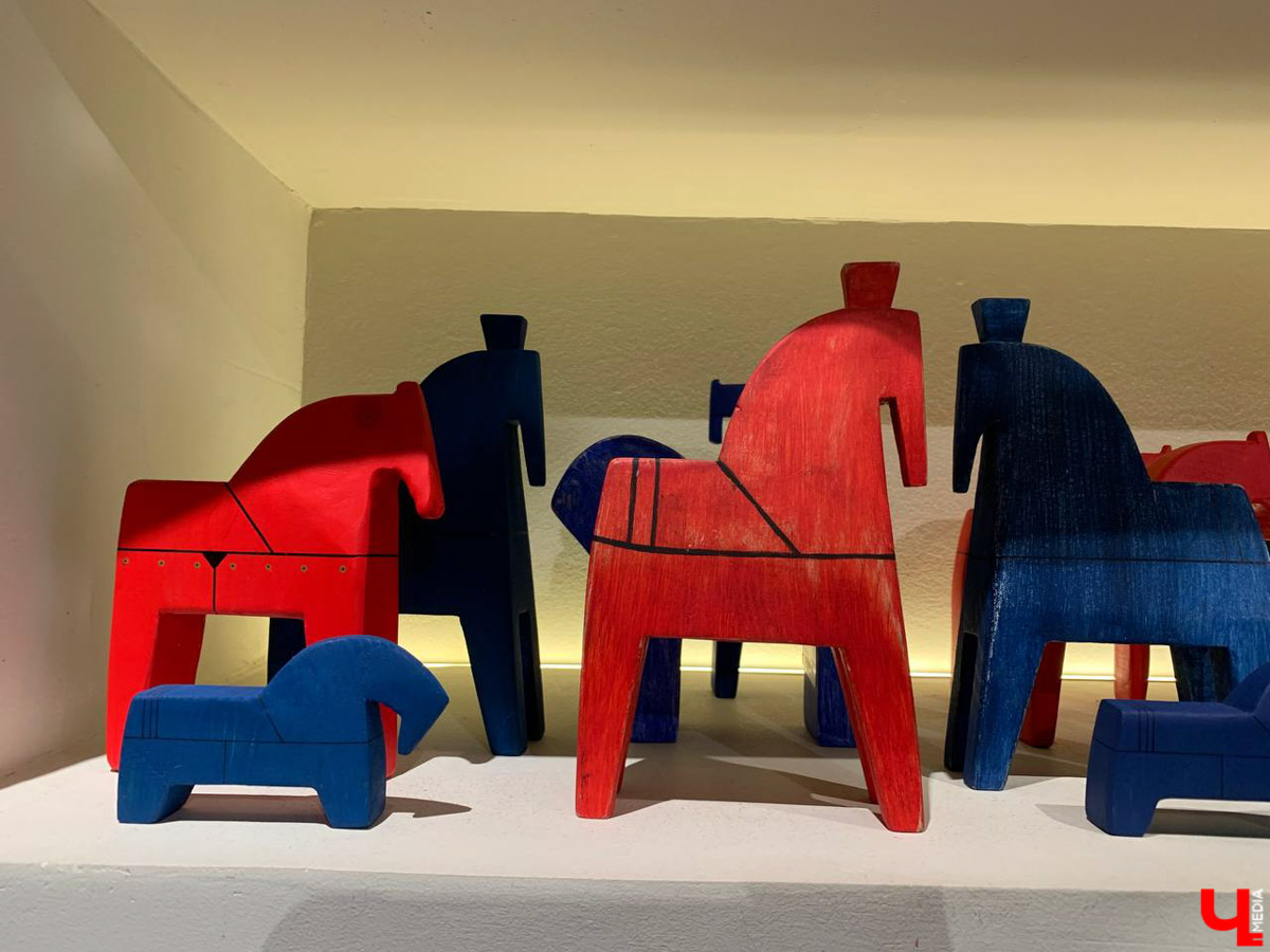 По восточному календарю 2026-й пройдет под покровительством Огненной Лошади: харизматичной, вдохновляющей и неудержимой. Не потому ли владимирцы, дабы задобрить символ года, вовсю украшают свои дома конями всех мастей? Есть варианты из керамики, гипса, стекла, воска или медового теста. А некоторые экземпляры созданы своими руками. О них и поговорим.