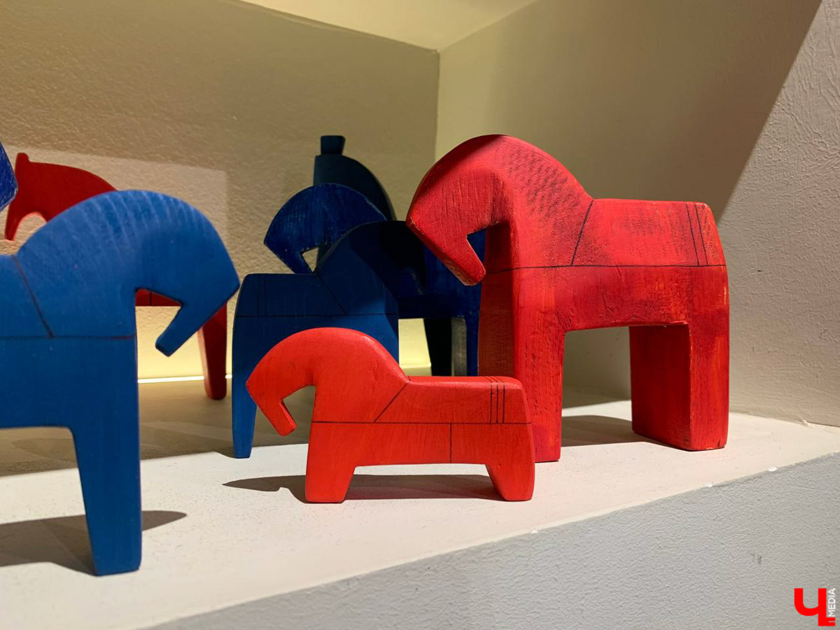 По восточному календарю 2026-й пройдет под покровительством Огненной Лошади: харизматичной, вдохновляющей и неудержимой. Не потому ли владимирцы, дабы задобрить символ года, вовсю украшают свои дома конями всех мастей? Есть варианты из керамики, гипса, стекла, воска или медового теста. А некоторые экземпляры созданы своими руками. О них и поговорим.