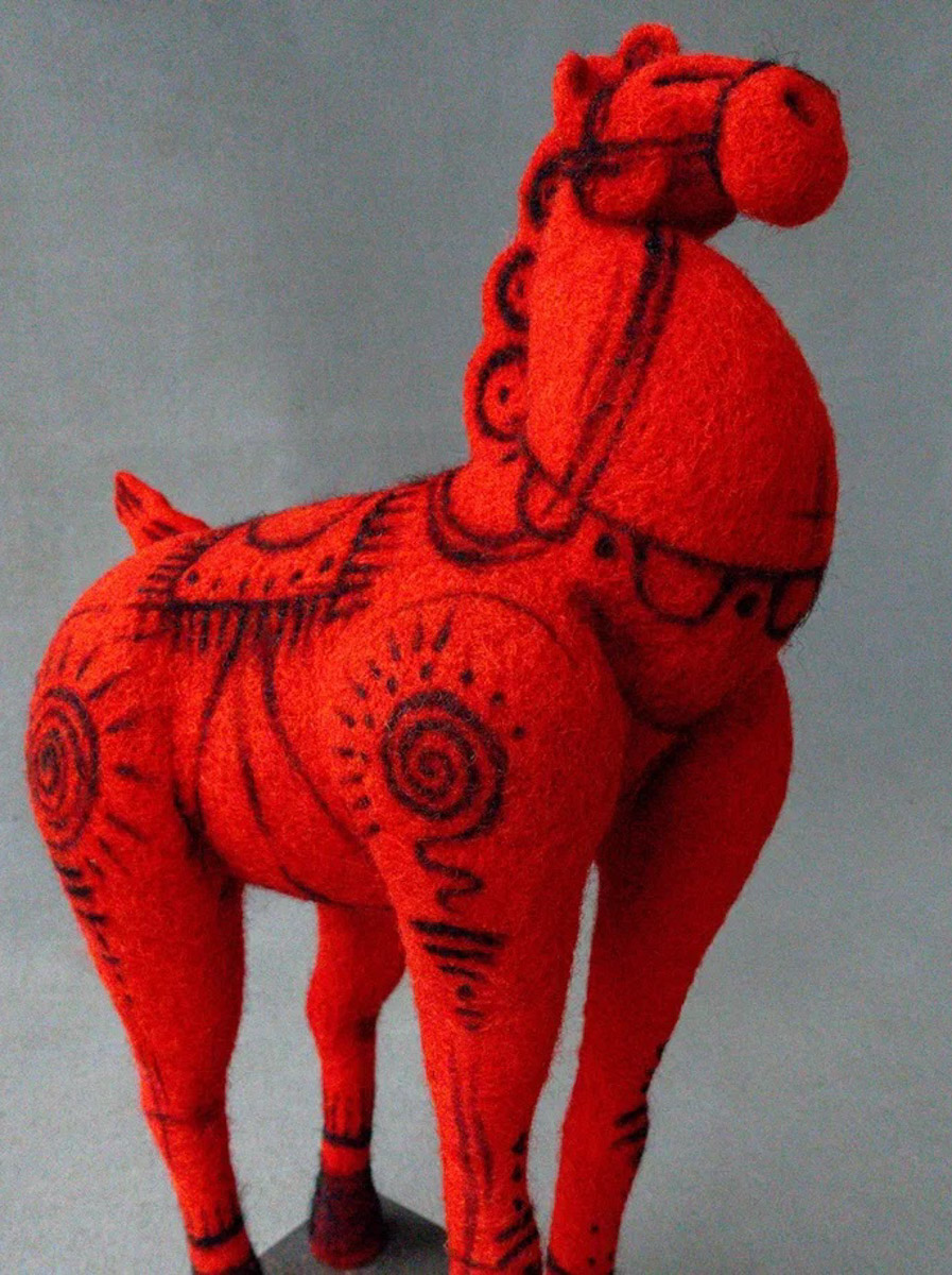 По восточному календарю 2026-й пройдет под покровительством Огненной Лошади: харизматичной, вдохновляющей и неудержимой. Не потому ли владимирцы, дабы задобрить символ года, вовсю украшают свои дома конями всех мастей? Есть варианты из керамики, гипса, стекла, воска или медового теста. А некоторые экземпляры созданы своими руками. О них и поговорим.