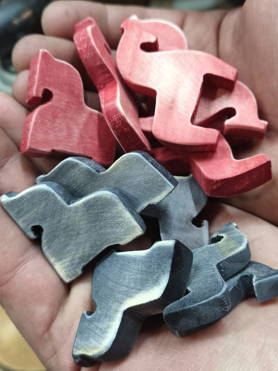 По восточному календарю 2026-й пройдет под покровительством Огненной Лошади: харизматичной, вдохновляющей и неудержимой. Не потому ли владимирцы, дабы задобрить символ года, вовсю украшают свои дома конями всех мастей? Есть варианты из керамики, гипса, стекла, воска или медового теста. А некоторые экземпляры созданы своими руками. О них и поговорим.