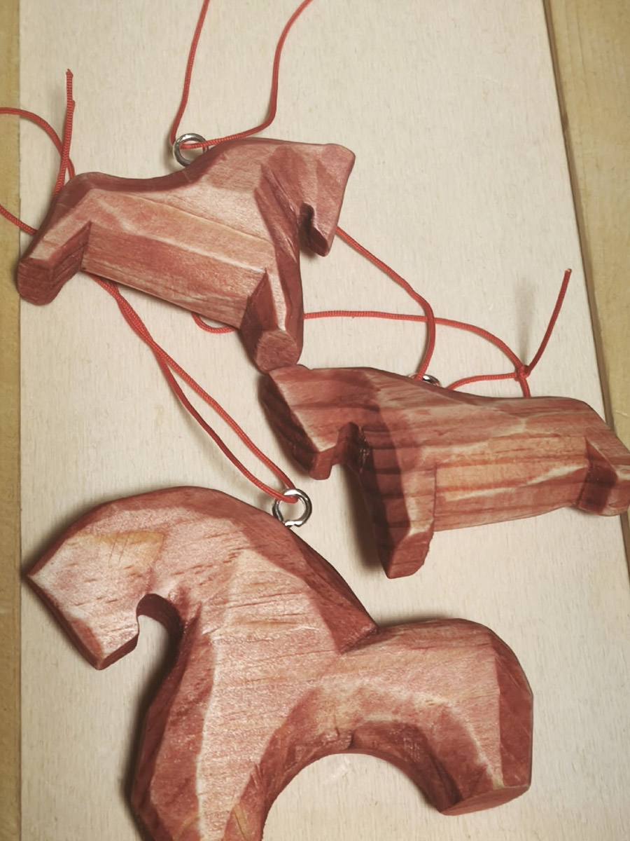 По восточному календарю 2026-й пройдет под покровительством Огненной Лошади: харизматичной, вдохновляющей и неудержимой. Не потому ли владимирцы, дабы задобрить символ года, вовсю украшают свои дома конями всех мастей? Есть варианты из керамики, гипса, стекла, воска или медового теста. А некоторые экземпляры созданы своими руками. О них и поговорим.