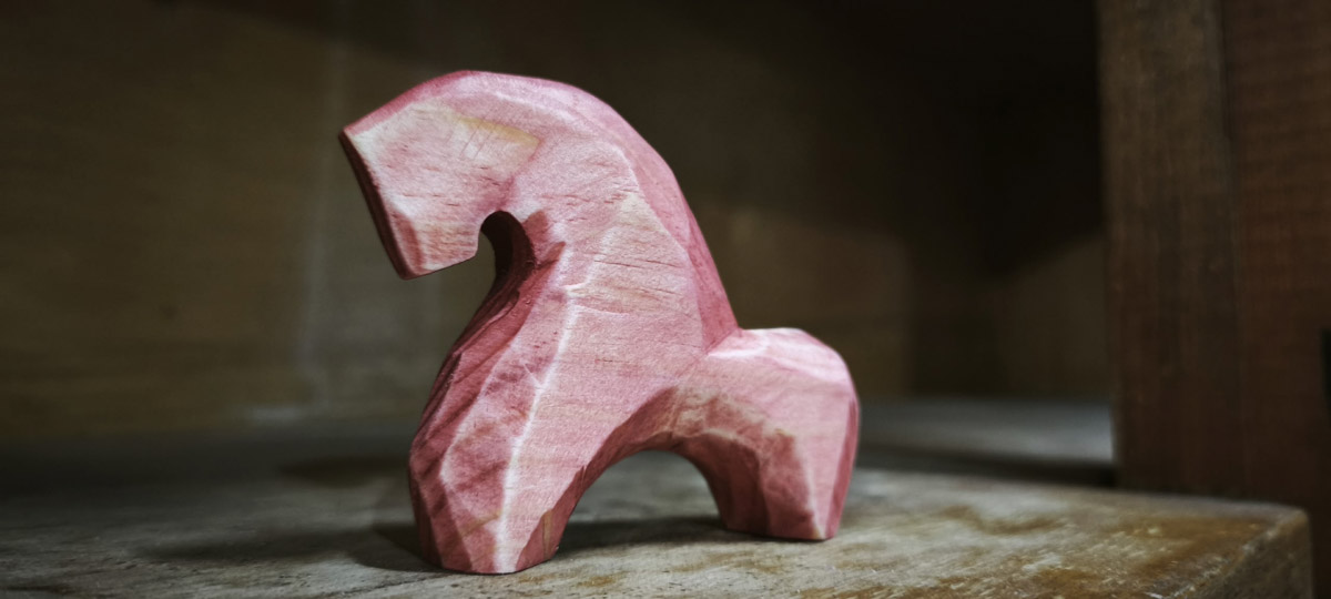 По восточному календарю 2026-й пройдет под покровительством Огненной Лошади: харизматичной, вдохновляющей и неудержимой. Не потому ли владимирцы, дабы задобрить символ года, вовсю украшают свои дома конями всех мастей? Есть варианты из керамики, гипса, стекла, воска или медового теста. А некоторые экземпляры созданы своими руками. О них и поговорим.