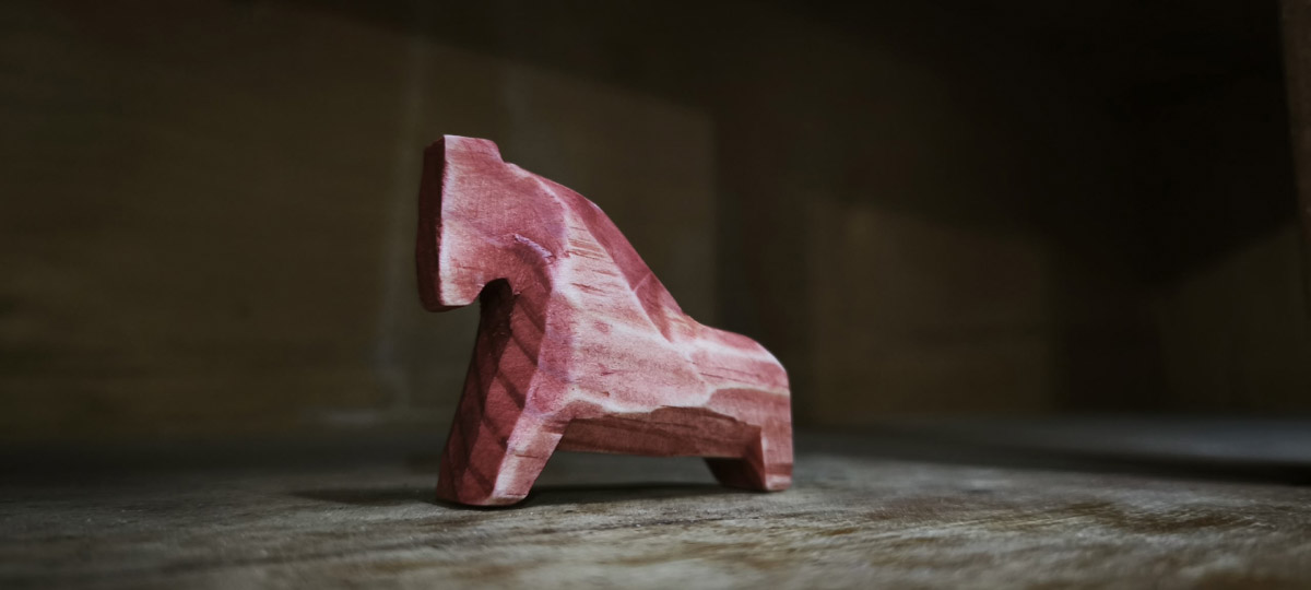 По восточному календарю 2026-й пройдет под покровительством Огненной Лошади: харизматичной, вдохновляющей и неудержимой. Не потому ли владимирцы, дабы задобрить символ года, вовсю украшают свои дома конями всех мастей? Есть варианты из керамики, гипса, стекла, воска или медового теста. А некоторые экземпляры созданы своими руками. О них и поговорим.