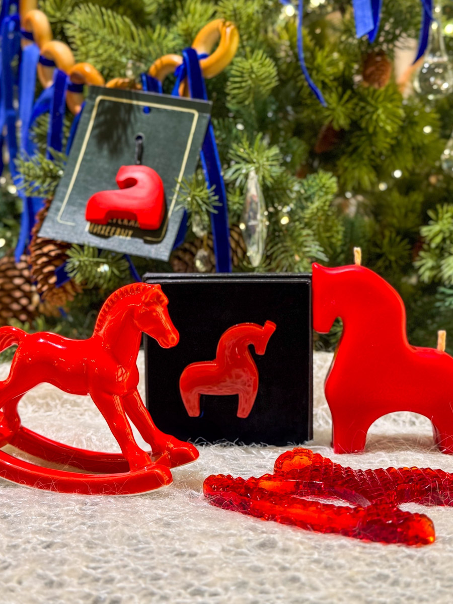 По восточному календарю 2026-й пройдет под покровительством Огненной Лошади: харизматичной, вдохновляющей и неудержимой. Не потому ли владимирцы, дабы задобрить символ года, вовсю украшают свои дома конями всех мастей? Есть варианты из керамики, гипса, стекла, воска или медового теста. А некоторые экземпляры созданы своими руками. О них и поговорим.