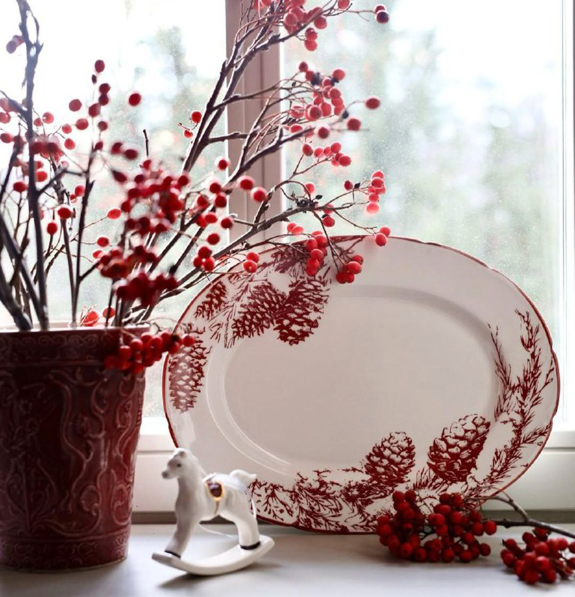 По восточному календарю 2026-й пройдет под покровительством Огненной Лошади: харизматичной, вдохновляющей и неудержимой. Не потому ли владимирцы, дабы задобрить символ года, вовсю украшают свои дома конями всех мастей? Есть варианты из керамики, гипса, стекла, воска или медового теста. А некоторые экземпляры созданы своими руками. О них и поговорим.