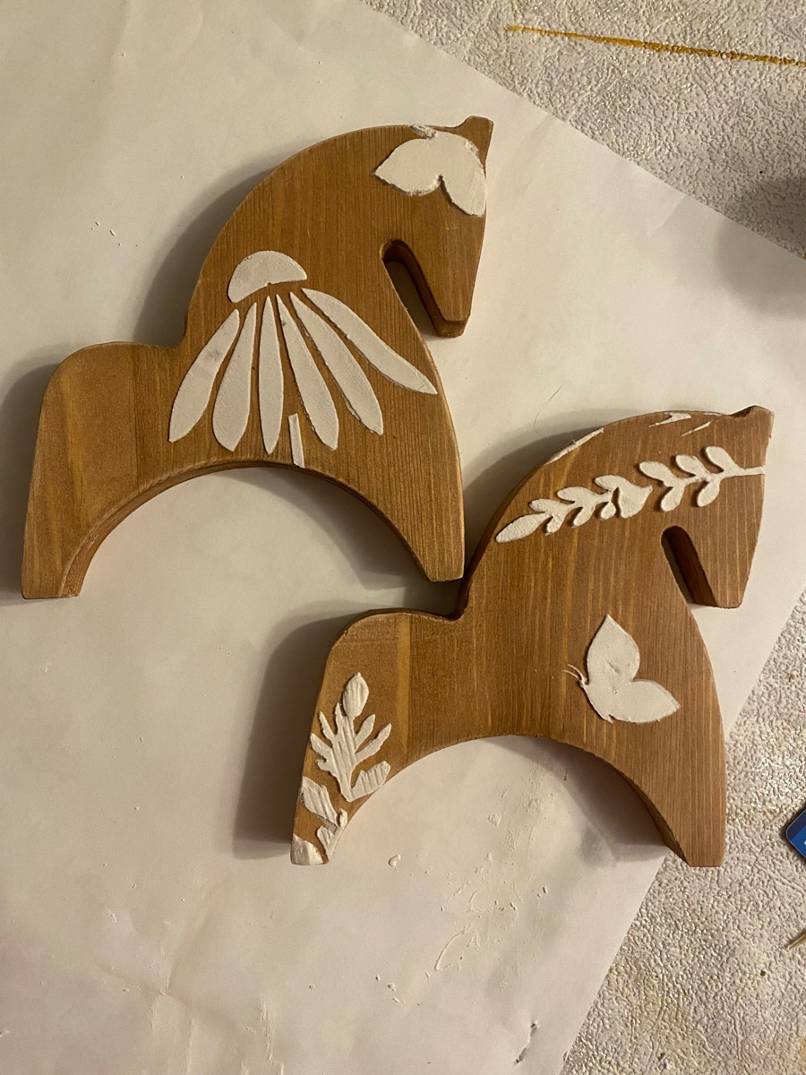 По восточному календарю 2026-й пройдет под покровительством Огненной Лошади: харизматичной, вдохновляющей и неудержимой. Не потому ли владимирцы, дабы задобрить символ года, вовсю украшают свои дома конями всех мастей? Есть варианты из керамики, гипса, стекла, воска или медового теста. А некоторые экземпляры созданы своими руками. О них и поговорим.