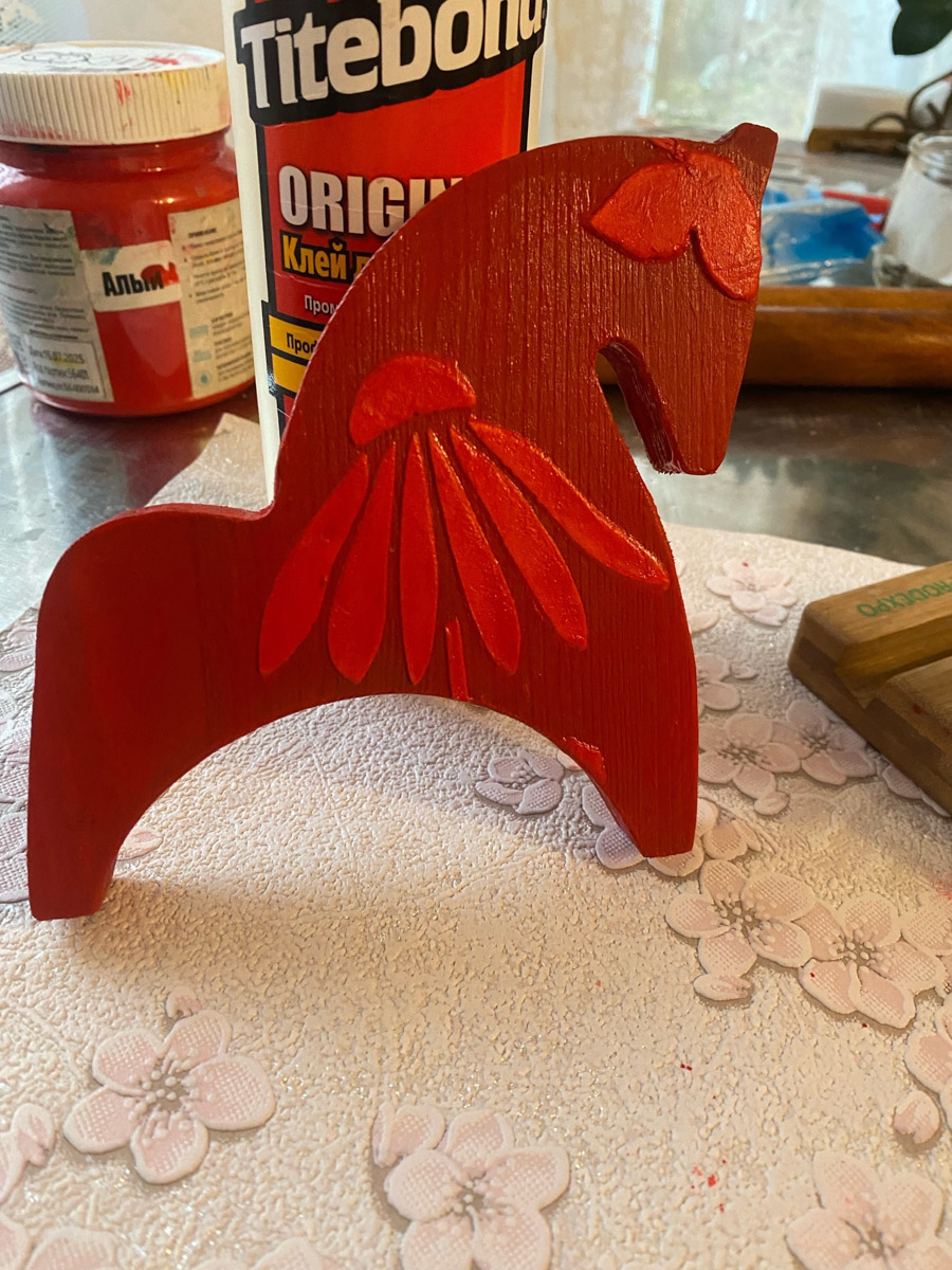 По восточному календарю 2026-й пройдет под покровительством Огненной Лошади: харизматичной, вдохновляющей и неудержимой. Не потому ли владимирцы, дабы задобрить символ года, вовсю украшают свои дома конями всех мастей? Есть варианты из керамики, гипса, стекла, воска или медового теста. А некоторые экземпляры созданы своими руками. О них и поговорим.