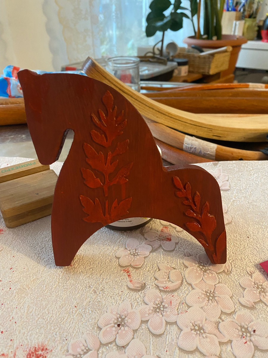 По восточному календарю 2026-й пройдет под покровительством Огненной Лошади: харизматичной, вдохновляющей и неудержимой. Не потому ли владимирцы, дабы задобрить символ года, вовсю украшают свои дома конями всех мастей? Есть варианты из керамики, гипса, стекла, воска или медового теста. А некоторые экземпляры созданы своими руками. О них и поговорим.