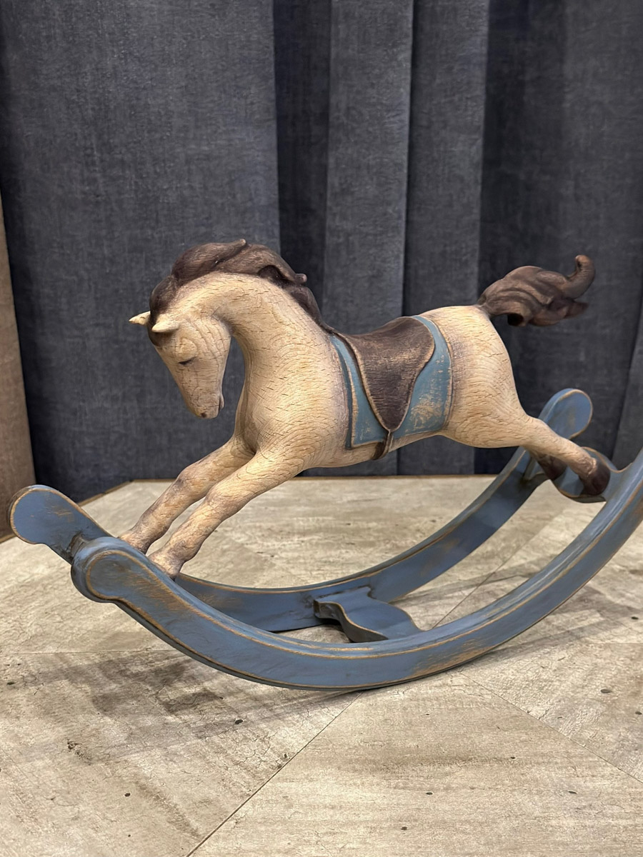 По восточному календарю 2026-й пройдет под покровительством Огненной Лошади: харизматичной, вдохновляющей и неудержимой. Не потому ли владимирцы, дабы задобрить символ года, вовсю украшают свои дома конями всех мастей? Есть варианты из керамики, гипса, стекла, воска или медового теста. А некоторые экземпляры созданы своими руками. О них и поговорим.