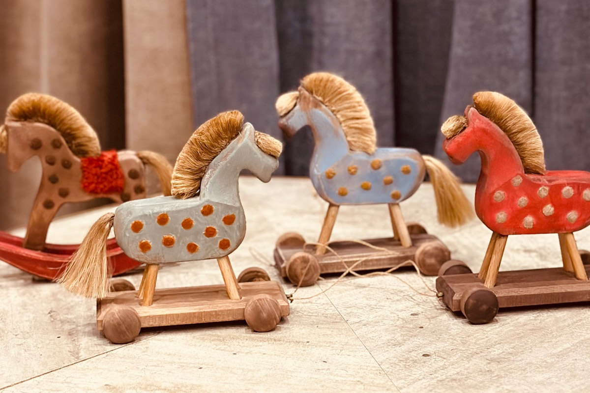 По восточному календарю 2026-й пройдет под покровительством Огненной Лошади: харизматичной, вдохновляющей и неудержимой. Не потому ли владимирцы, дабы задобрить символ года, вовсю украшают свои дома конями всех мастей? Есть варианты из керамики, гипса, стекла, воска или медового теста. А некоторые экземпляры созданы своими руками. О них и поговорим.