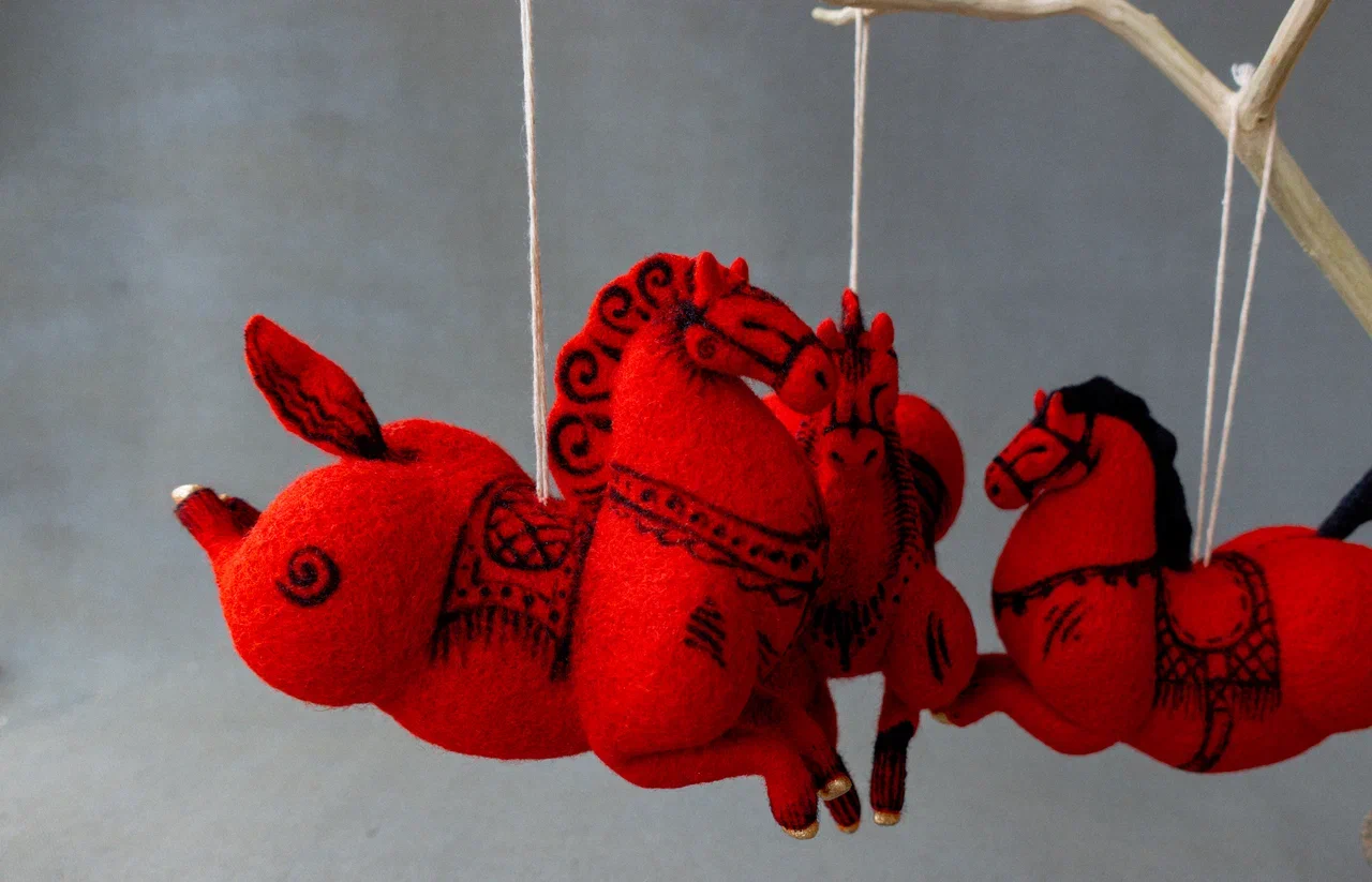По восточному календарю 2026-й пройдет под покровительством Огненной Лошади: харизматичной, вдохновляющей и неудержимой. Не потому ли владимирцы, дабы задобрить символ года, вовсю украшают свои дома конями всех мастей? Есть варианты из керамики, гипса, стекла, воска или медового теста. А некоторые экземпляры созданы своими руками. О них и поговорим.