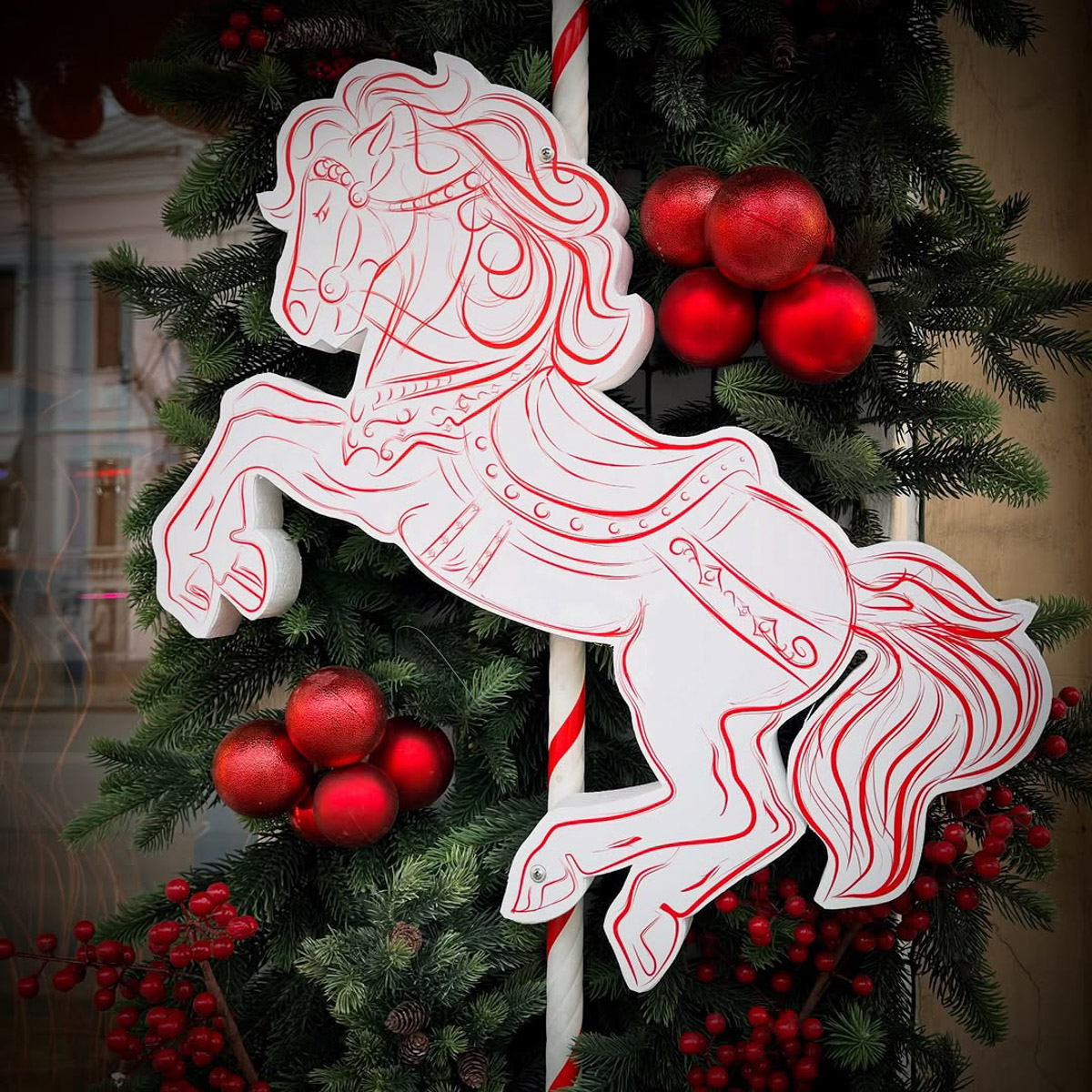 По восточному календарю 2026-й пройдет под покровительством Огненной Лошади: харизматичной, вдохновляющей и неудержимой. Не потому ли владимирцы, дабы задобрить символ года, вовсю украшают свои дома конями всех мастей? Есть варианты из керамики, гипса, стекла, воска или медового теста. А некоторые экземпляры созданы своими руками. О них и поговорим.