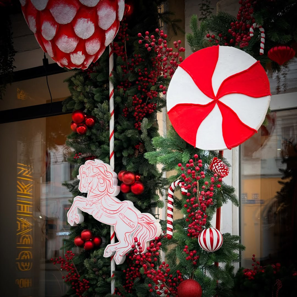 По восточному календарю 2026-й пройдет под покровительством Огненной Лошади: харизматичной, вдохновляющей и неудержимой. Не потому ли владимирцы, дабы задобрить символ года, вовсю украшают свои дома конями всех мастей? Есть варианты из керамики, гипса, стекла, воска или медового теста. А некоторые экземпляры созданы своими руками. О них и поговорим.