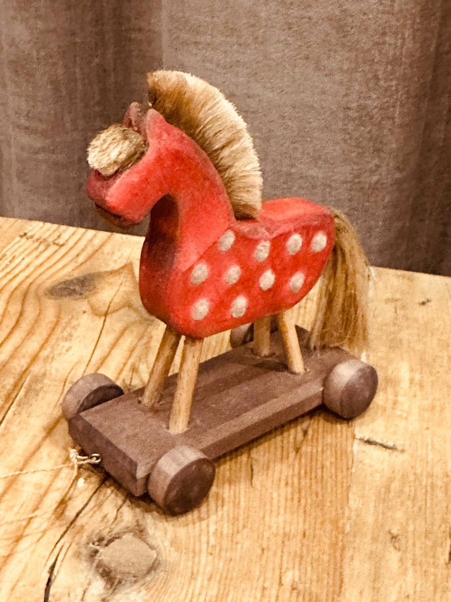 По восточному календарю 2026-й пройдет под покровительством Огненной Лошади: харизматичной, вдохновляющей и неудержимой. Не потому ли владимирцы, дабы задобрить символ года, вовсю украшают свои дома конями всех мастей? Есть варианты из керамики, гипса, стекла, воска или медового теста. А некоторые экземпляры созданы своими руками. О них и поговорим.