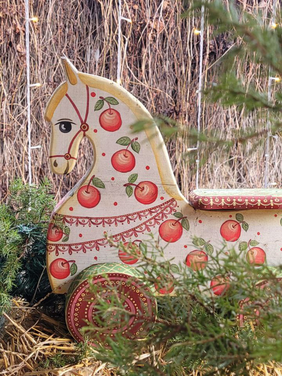 По восточному календарю 2026-й пройдет под покровительством Огненной Лошади: харизматичной, вдохновляющей и неудержимой. Не потому ли владимирцы, дабы задобрить символ года, вовсю украшают свои дома конями всех мастей? Есть варианты из керамики, гипса, стекла, воска или медового теста. А некоторые экземпляры созданы своими руками. О них и поговорим.