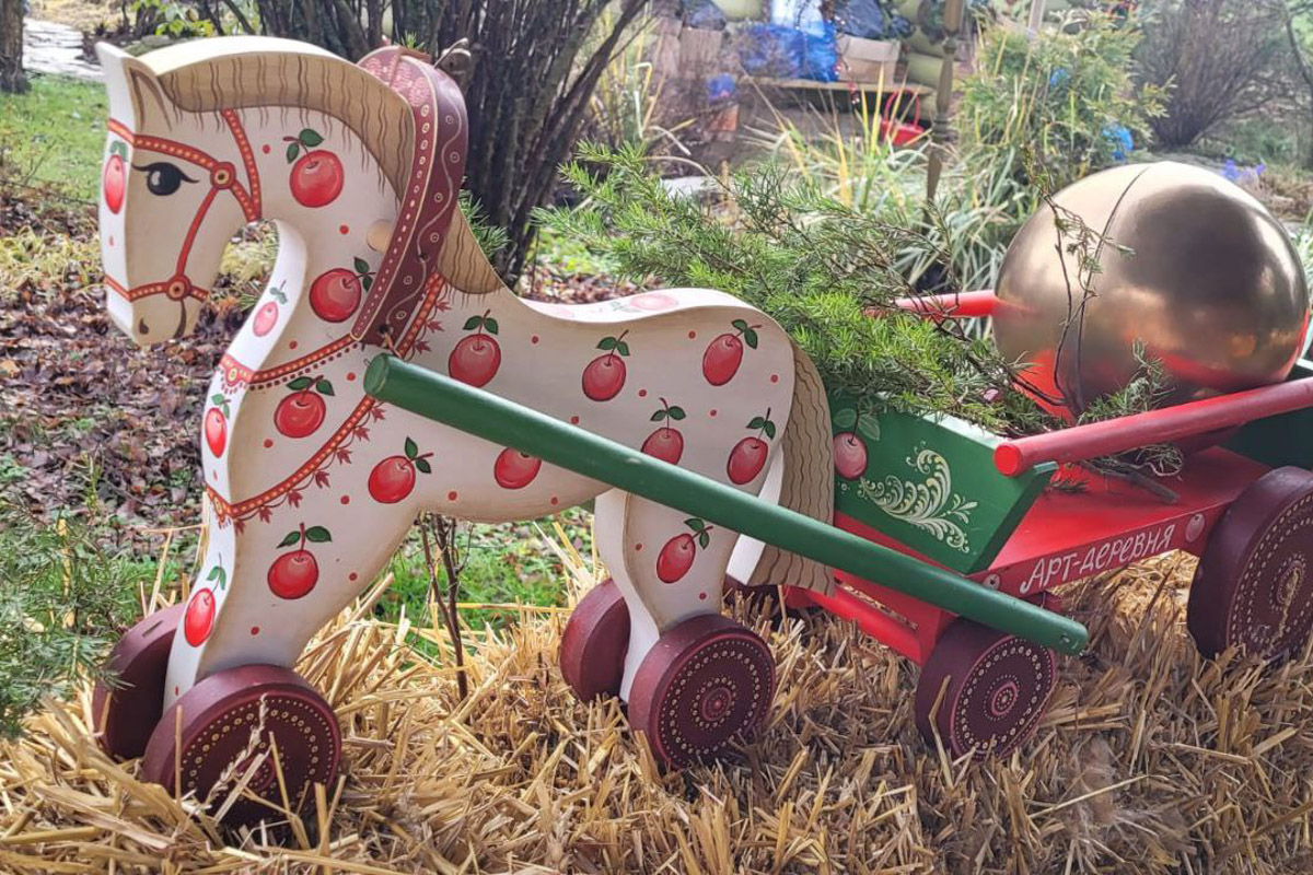 По восточному календарю 2026-й пройдет под покровительством Огненной Лошади: харизматичной, вдохновляющей и неудержимой. Не потому ли владимирцы, дабы задобрить символ года, вовсю украшают свои дома конями всех мастей? Есть варианты из керамики, гипса, стекла, воска или медового теста. А некоторые экземпляры созданы своими руками. О них и поговорим.