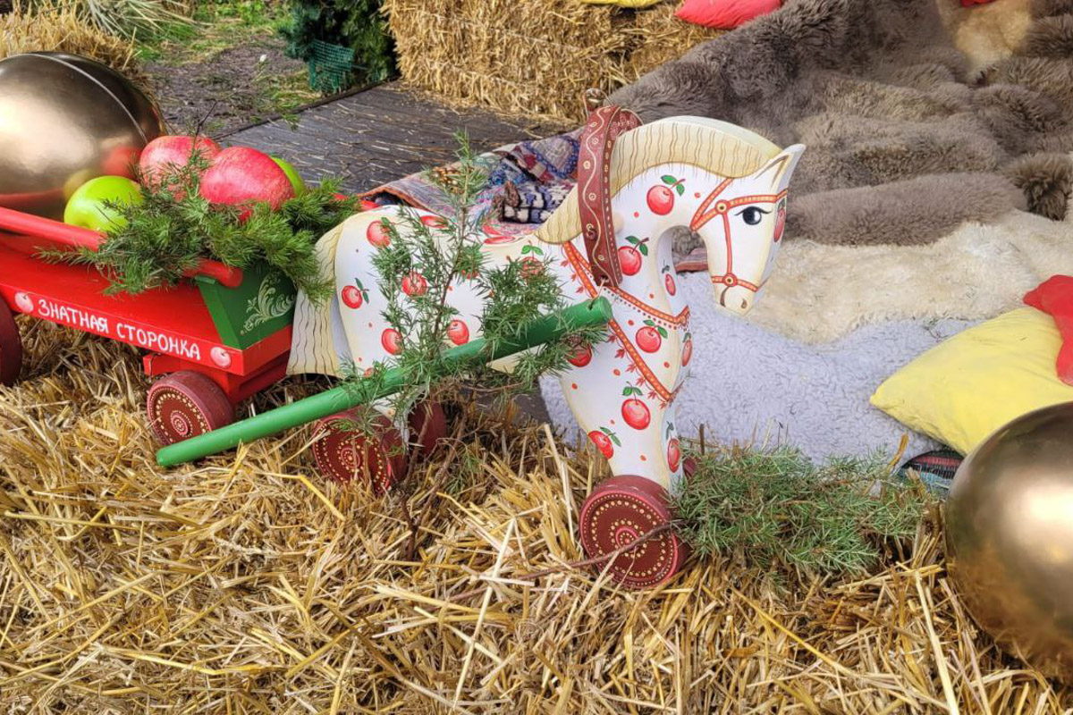 По восточному календарю 2026-й пройдет под покровительством Огненной Лошади: харизматичной, вдохновляющей и неудержимой. Не потому ли владимирцы, дабы задобрить символ года, вовсю украшают свои дома конями всех мастей? Есть варианты из керамики, гипса, стекла, воска или медового теста. А некоторые экземпляры созданы своими руками. О них и поговорим.