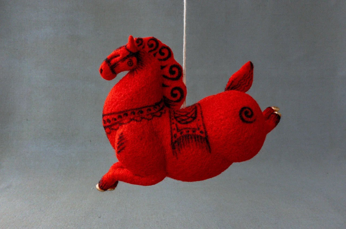 По восточному календарю 2026-й пройдет под покровительством Огненной Лошади: харизматичной, вдохновляющей и неудержимой. Не потому ли владимирцы, дабы задобрить символ года, вовсю украшают свои дома конями всех мастей? Есть варианты из керамики, гипса, стекла, воска или медового теста. А некоторые экземпляры созданы своими руками. О них и поговорим.