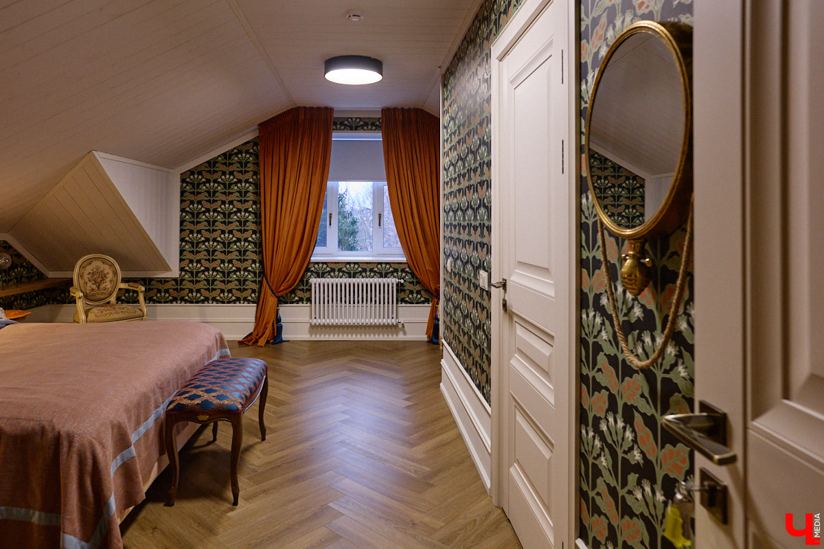 Домики Суздаля радуют взор ажурными узорами, нарядными наличниками и  свежевыкрашенными фасадами. Так и  хочется узнать, что там внутри! «Ключ-Медиа» повезло оказаться за  воротами одного из  строений с  видом на  кремль  — принимала гостей хозяйка роскошного терема Алевтина Савельева.