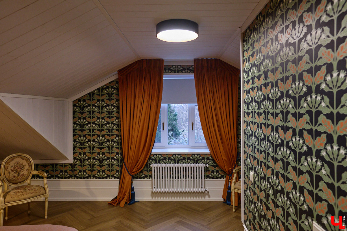 Домики Суздаля радуют взор ажурными узорами, нарядными наличниками и  свежевыкрашенными фасадами. Так и  хочется узнать, что там внутри! «Ключ-Медиа» повезло оказаться за  воротами одного из  строений с  видом на  кремль  — принимала гостей хозяйка роскошного терема Алевтина Савельева.