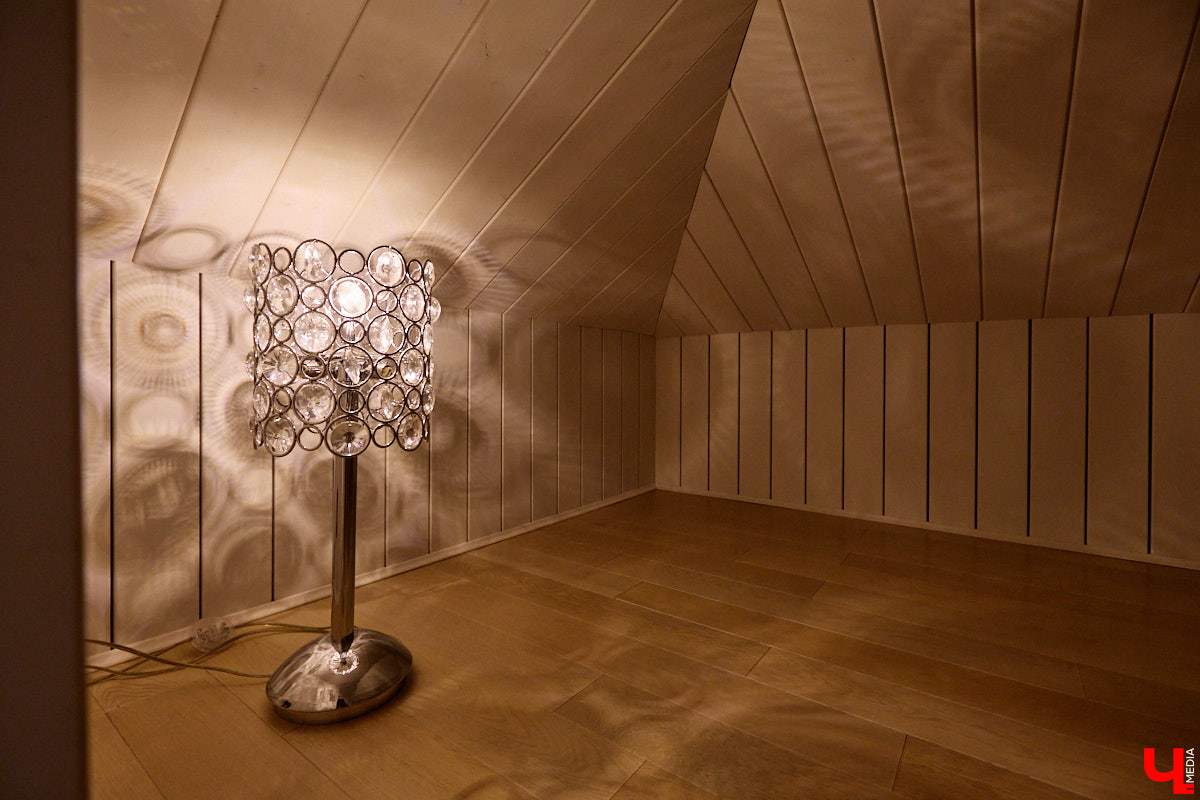 Домики Суздаля радуют взор ажурными узорами, нарядными наличниками и  свежевыкрашенными фасадами. Так и  хочется узнать, что там внутри! «Ключ-Медиа» повезло оказаться за  воротами одного из  строений с  видом на  кремль  — принимала гостей хозяйка роскошного терема Алевтина Савельева.