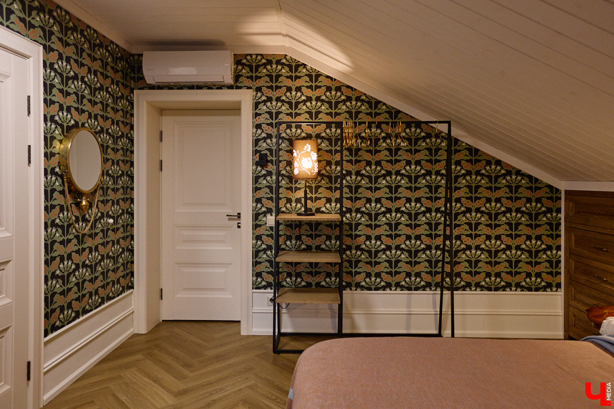 Домики Суздаля радуют взор ажурными узорами, нарядными наличниками и  свежевыкрашенными фасадами. Так и  хочется узнать, что там внутри! «Ключ-Медиа» повезло оказаться за  воротами одного из  строений с  видом на  кремль  — принимала гостей хозяйка роскошного терема Алевтина Савельева.