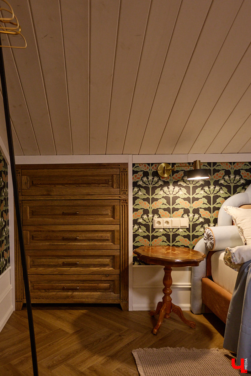 Домики Суздаля радуют взор ажурными узорами, нарядными наличниками и  свежевыкрашенными фасадами. Так и  хочется узнать, что там внутри! «Ключ-Медиа» повезло оказаться за  воротами одного из  строений с  видом на  кремль  — принимала гостей хозяйка роскошного терема Алевтина Савельева.