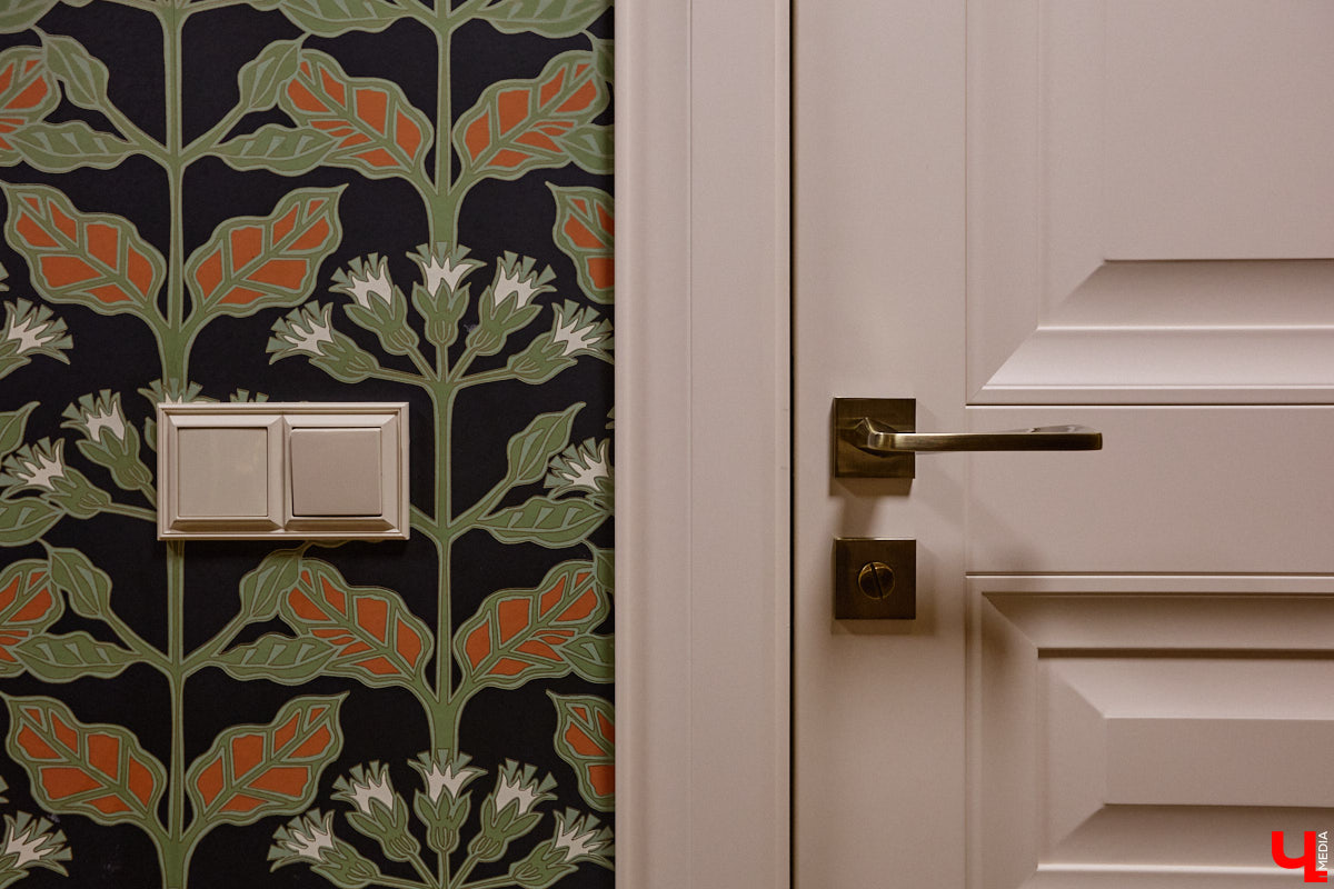 Домики Суздаля радуют взор ажурными узорами, нарядными наличниками и  свежевыкрашенными фасадами. Так и  хочется узнать, что там внутри! «Ключ-Медиа» повезло оказаться за  воротами одного из  строений с  видом на  кремль  — принимала гостей хозяйка роскошного терема Алевтина Савельева.