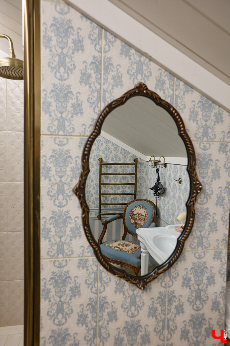 Домики Суздаля радуют взор ажурными узорами, нарядными наличниками и  свежевыкрашенными фасадами. Так и  хочется узнать, что там внутри! «Ключ-Медиа» повезло оказаться за  воротами одного из  строений с  видом на  кремль  — принимала гостей хозяйка роскошного терема Алевтина Савельева.