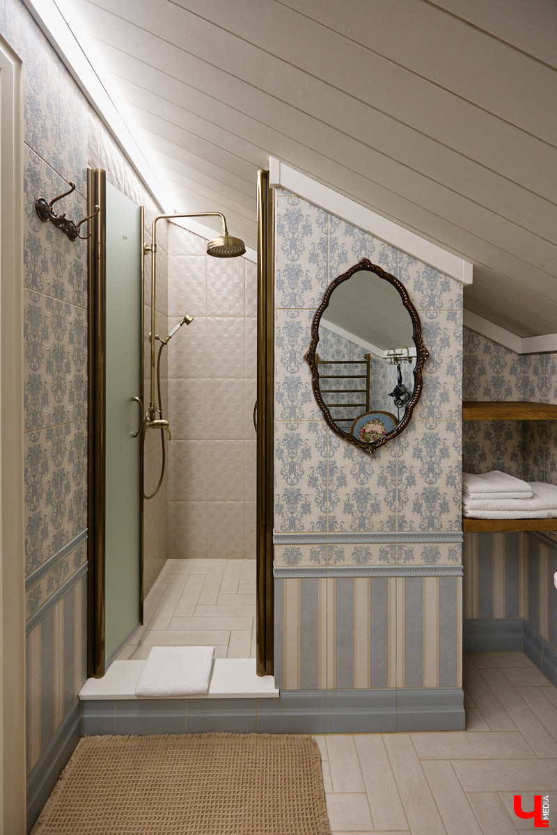 Домики Суздаля радуют взор ажурными узорами, нарядными наличниками и  свежевыкрашенными фасадами. Так и  хочется узнать, что там внутри! «Ключ-Медиа» повезло оказаться за  воротами одного из  строений с  видом на  кремль  — принимала гостей хозяйка роскошного терема Алевтина Савельева.